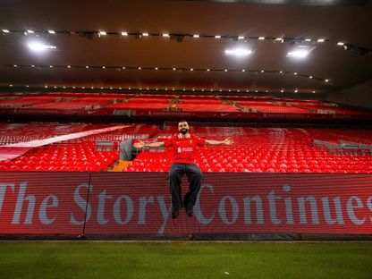 محمد صلاح في ملعب "أنفيلد" بعد تمديد عقده مع ليفربول - 11 أبريل 2025 - X/@LFC