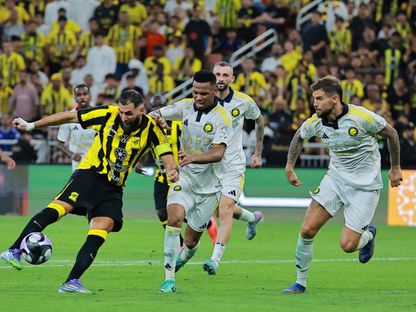 أيمن يحيى مدافع النصر يمنع كريم بنزيما مهاجم الاتحاد من تسجيل هدف في مباراة الفريقين بالدوري السعودي - 26 سبتمبر 2025 - Reuters
