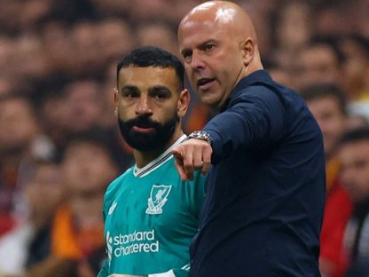 أرني سلوت مدرب ليفربول يمنح تعليماته إلى محمد صلاح قبل الدفع به في الشوط الثاني من مباراة غلطة سراي بدوري الأبطال - 1 أكتوبر 2025 - REUTERS