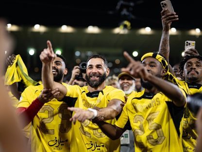 كريم بنزيما يحتفل مع زملائه بنادي الاتحاد بعد التتويج بلقب دوري روشن السعودي - 15 مايو 2025 - X/@SPL