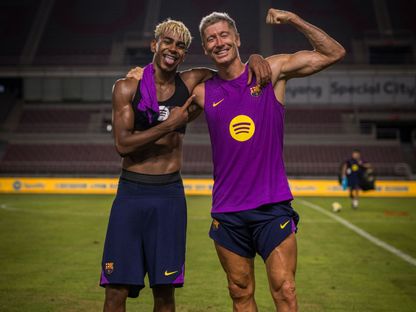 روبرت ليفاندوفسكي ولامين يامال في حصة تدريبية في جولة برشلونة الآسيوية - 30 يوليو 2025 - X/@FCBarcelona