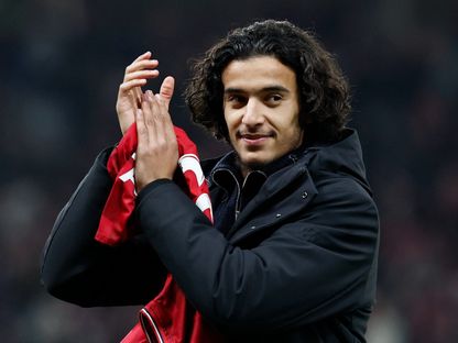 المغربي الأصل أيوب بوعدي يلقي التحية على جمهور ليل بعد تجديد عقده مع الفريق - 5 ديسمبر 2025 - Reuters