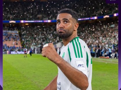 النجم الجزائري رياض محرز مهاجم الأهلي السعودي بعد التتويج بلقب دوري أبطال آسيا للنخبة - 3 مايو 2025 - X/theAFCCL_ar