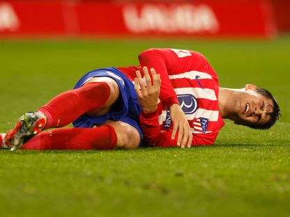 ألفارو موراتا بعد إصابته خلال مباراة بين أتلتيكو مدريد وإشبيلية - 11 فبراير 2024 - Reuters