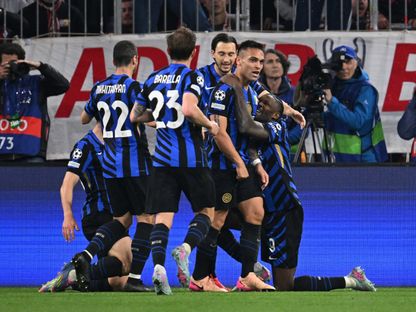 لاعبو إنتر يحتفلون بهدف لاوتارو مارتينيز في مرمى بايرن ميونيخ - 8 أبريل 2025 - Reuters