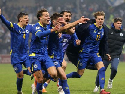 لاعبو البوسنة يحتفلون بهزيمة رومانيا في تصفيات كأس العالم 2026 - 15 نوفمبر 2025 - Reuters