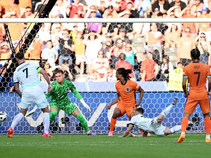 رومانو شميد لاعب النمسا يسدد كرة الهدف الثاني في شباك هولندا خلال مباراة المنتخبين في بطولة أوروبا - 25 يونيو 2024 - REUTERS