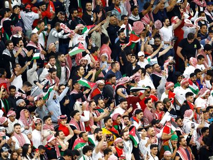 مشجعون أردنيون يحتفلون بعد تأهل منتخب بلادهم إلى نهائي كأس آسيا إثر فوزه على كوريا الجنوبية في نصف النهائي – 6 فبراير 2024 - Reuters