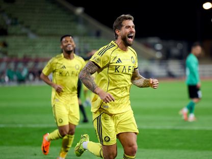 احتفال إنييغو مارتينيز مدافع النصر بتسجيل هدف في مرمى النجمة بالدوري السعودي - 25 فبراير 2026 - X/@AlNassrFC