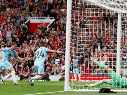 جوش كولين لاعب بيرنلي يسجل بطريق الخطأ في مرماه أمام مانشستر يونايتد - 30 أغسطس 2025 - Reuters