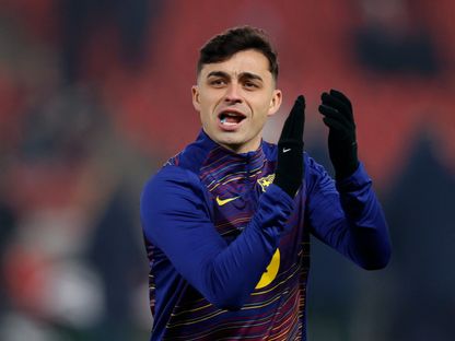 لاعب برشلونة بيدري خلال الإحماء قبل مباراة سلافيا براغ في دوري أبطال أوروبا - 21 يناير 2026 - Reuters
