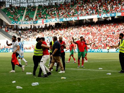 دخول الجماهير لملعب المباراة بعد هدف التعادل للأرجنتين أمام المغرب في أولمبياد باريس - 24 يوليو 2024 - REUTERS