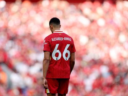 ترينت ألكسندر أرنولد يغادر "أنفيلد" بعد مباراة ليفربول وأرسنال التي تعرض خلالها لصيحات استهجان من جماهير فريقه - 11 ميو 2025 - REUTERS