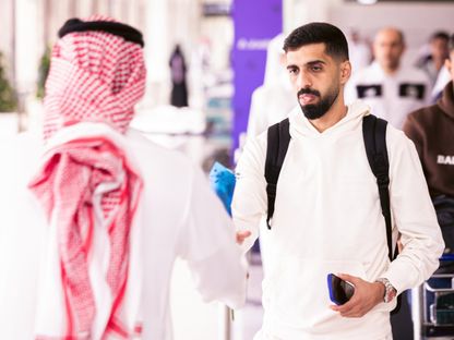 حسن الهيدوس أثناء وصوله مع نادي السد لمدينة الرياض قبل مواجهة الهلال بدوري أبطال آسيا للنخبة - 20 أكتوبر 2025 - X/AlsaddSC