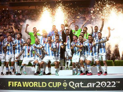 منتخب الأرجنتين بقيادة ليونيل ميسي يحتفل بالتتويج بكأس العالم 2022 - 18 ديسمبر 2022 - REUTERS