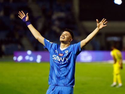 احتفال عبد الله الحمدان مهاجم الهلال بتسجيل هدف في مرمى الخليج بالدوري السعودي - 5 أبريل 2024 - Reuters