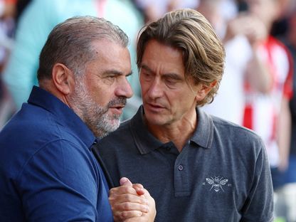 المدرب الأسترالي أنجي بوستيكوغلو يصافح توماس فرانك عقب مباراة توتنهام وبرينتفورد في الدوري الإنجليزي - - REUTERS