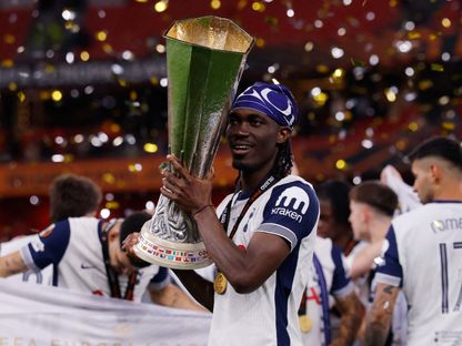 بيسوما يكشف عن نوبات هلع دفعته إلى "غاز الضحك" والنوم بمقر توتنهام