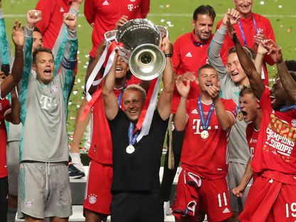 مدرب بايرن ميونيخ هانزي فليك يرفع كأس دوري أبطال أوروبا بعد الفوز على باريس سان جيرمان في النهائي - 23 أغسطس 2020 - Reuters