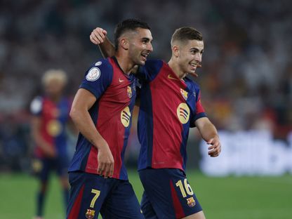 فيران توريس وفيرمين لوبيز يحتفلان بهدف لبرشلونة في مرمى ريال مدريد بنهائي كأس ملك إسبانيا - 26 أبريل 2025 - Reuters