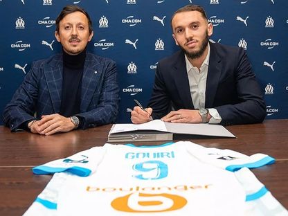 الجزائري أمين غويري أثناء التوقيع مع أولمبيك مارسيليا الفرنسي - 31 يناير 2025 - om.fr