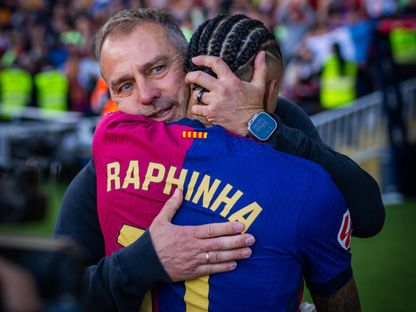 هانزي فليك مدرب برشلونة يعانق رافينيا خلال مواجهة سيلتا فيغو في الدوري الإسباني - 20 أبريل 2025 - X@FCBarcelona