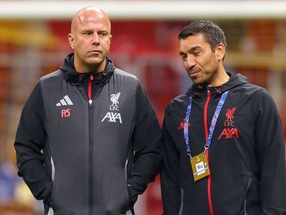 آرني سلوت مدرب ليفربول (إلى اليسار) قبل مباراة غلطة سراي في دوري أبطال أوروبا - 30 سبتمبر 2025 - Reuters