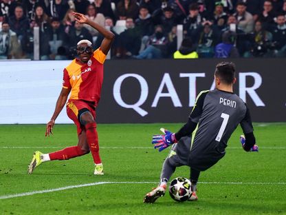 فيكتور أوسيمين مهاجم غلطة سراي لحظة تسجيل هدف في مرمى غلطة سراي بدوري أبطال أوروبا - 25 فبراير 2026 - Reuters