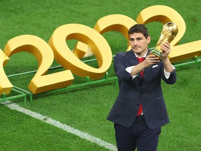 إيكر كاسياس يحمل كأس العالم قبل نهائي مونديال 2022 بين الأرجنتين وفرنسا - 18 ديسمبر 2022 - Reuters