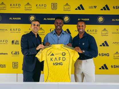 هارون كمارا (في المنتصف) خلال تقديمه بعد الانتقال إلى النصر السعودي - 6 سبتمبر 2025 - X/@AlNassrFC