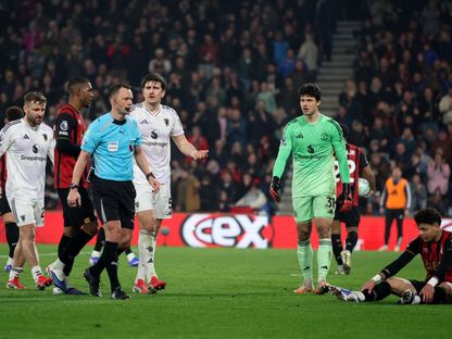 لاعبو مانشستر يونايتد يعترضون على الحكم ستيوارت أتويل بعد احتساب ركلة جزاء لبورنموث في الدوري الإنجليزي - 21 مار 2026 - Reuters