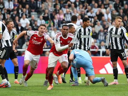 غابرييل مدافع أرسنال يركض للاحتفال بهدف الفوز على نيوكاسل في الدوري الإنجليزي الممتاز - 28 سبتمبر 2025 - Reuters