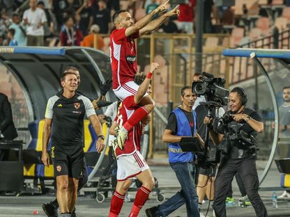 إمام عاشور لاعب الأهلي يحمل زميله محمد مجدي "أفشة" بعد تسجيل الأخير هدفاً في شباك بيراميدز - 12 يوليو 2024 - FACEBOOK/ALAHLY