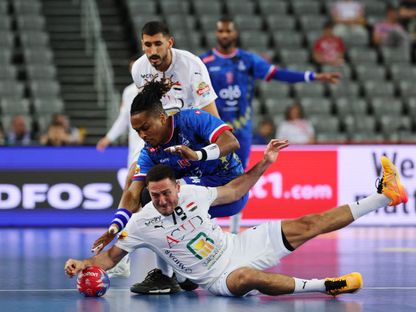 أحمد هشام لاعب مصر في صراع على الكرة مع غوالتر فورتادو لاعب الرأس الأخضر خلال بطولة العالم لكرة اليد - 26 يناير 2025 - Reuters