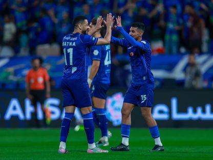 احتفال سعد باعطية لاعب الفتح مع زميله مرام باتنا بتسجيله لهدف في مرمى الخليج بالدوري السعودي - 24 أبريل 2026 - X/@SPL