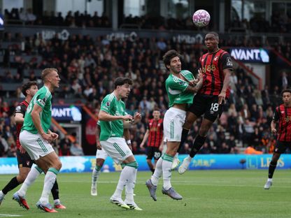 بافودي دياكيتي لاعب بورنموث مع ساندرو تونالي لاعب نيوكاسل خلال مواجهة الفريقين في الدوري الإنجليزي - 21 سبتمبر 2025 - Reuters