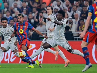 صراع على الكرة بين لامين يامال وفينيسيوس جونيور خلال مباراة ريال مدريد وبرشلونة في نهائي السوبر الإسباني - 11 يناير 2026 - REUTERS