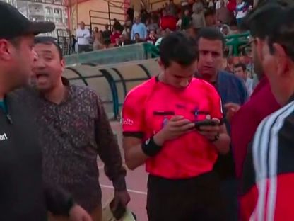 حكم مساعد يراجع لقطة عبر هاتف جوال في دوري المحترفين المصري - 16 أبريل 2026 - x@ONSports