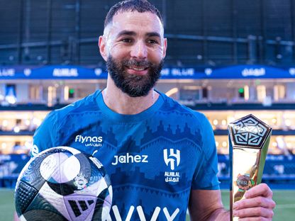 كريم بنزيما نجم الهلال يحتفل بجائزة أفضل لاعب في مباراة الخلود بالدوري السعودي - 9 أبريل 2026 - X/@Alhilal_FC