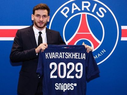 المهاجم الجورجي خفيتشا كفاراتسخيليا خلال تقديمه كلاعب جديد في صفوف باريس سان جيرمان - 17 يناير 2025 - X/PSG_inside