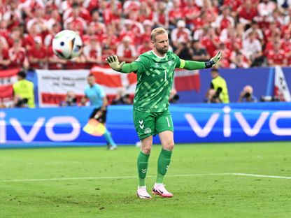 حارس مرمى الدنمارك كاسبر شمايكل خلال مباراة ضد إنجلترا في "يورو 2024" - 20 يونيو 2024 - AFP