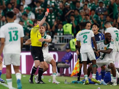 طرد زكريا هوساوي لاعب الأهلي في نهائي أبطال آسيا للنخبة - 25 أبريل 2026 - Reuters