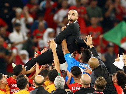 لاعبو المغرب يحتفلون مع المدرب وليد الركراكي بتأهل المغرب لنصف نهائي كأس العالم - 10 ديسمبر 2022 - reuters