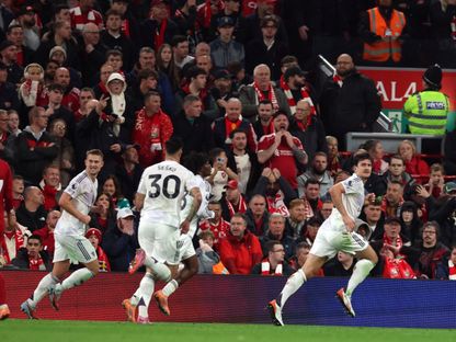 هاري مغواير مدافع مانشستر يونايتد يحتفل بهدفه في مرمى ليفربول في الدوري الإنجليزي - 19 أكتوبر 2025 - Reuters