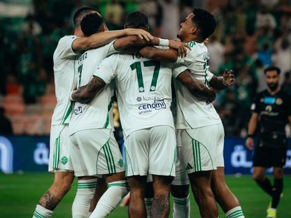 احتفال لاعبي الأهلي بتسجيل هدف في مرمى ضمك بالدوري السعودي - 4 أبريل 2026 - X/@ALAHLI_FC