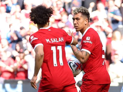 روبرتو فيرمينو لاعب ليفربول يحتفل مع محمد صلاح بالتسجيل ضد أستون فيلا - 20 مايو 2023 - Reuters