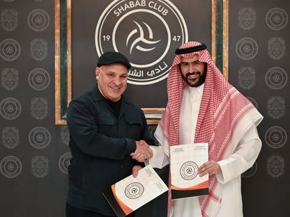 نور الدين بن زكري خلال التوقيع عقد تدريب الشباب - 17 فبراير 2026 - X/@AlshababSaudiFC