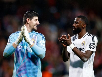 تيبو كورتوا حارس ريال مدريد يحتفل مع زميله أنطونيو روديغر بعد الفوز على بريست - 29 يناير 2025 - Reuters