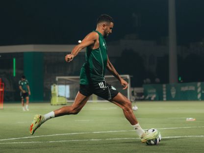 رياض محرز نجم الأهلي خلال تدريب - 4 مايو 2026 - X/@aawsat_spt