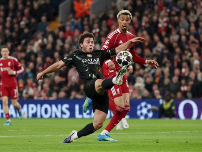 صراع على الكرة بين هوغو إيكيتيكي وجواو نيفيز خلال مباراة بين ليفربول وباريس سان جيرمان في دوري أبطال أوروبا - 14 أبريل 2026 - REUTERS